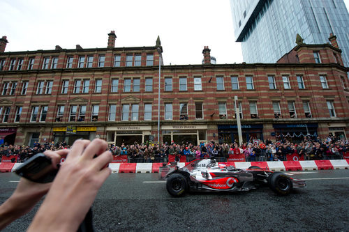 La gente de Manchester fotografía al McLaren de Button