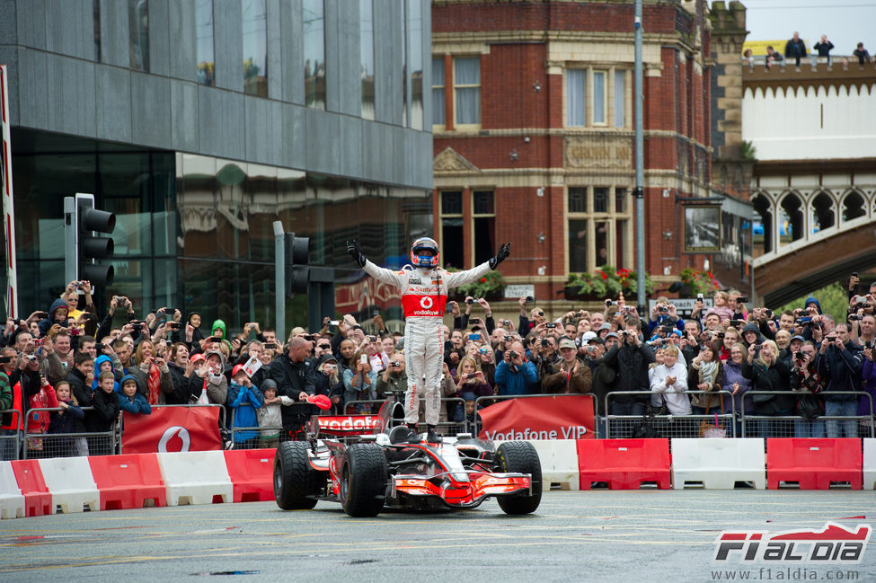 Jenson Button saluda a la afición de Manchester encima del McLaren