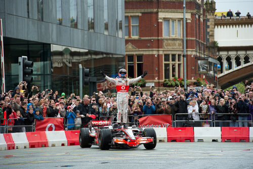 Jenson Button saluda a la afición de Manchester encima del McLaren