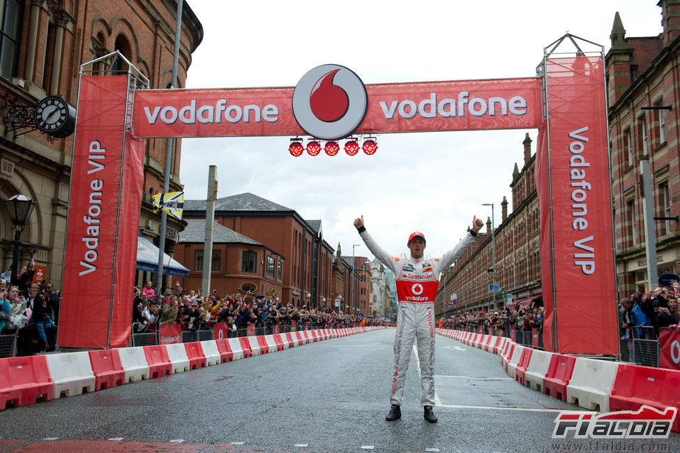 Jenson Button en las calles de Manchester