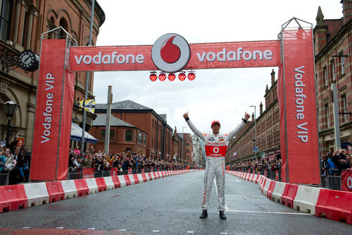 Jenson Button en las calles de Manchester