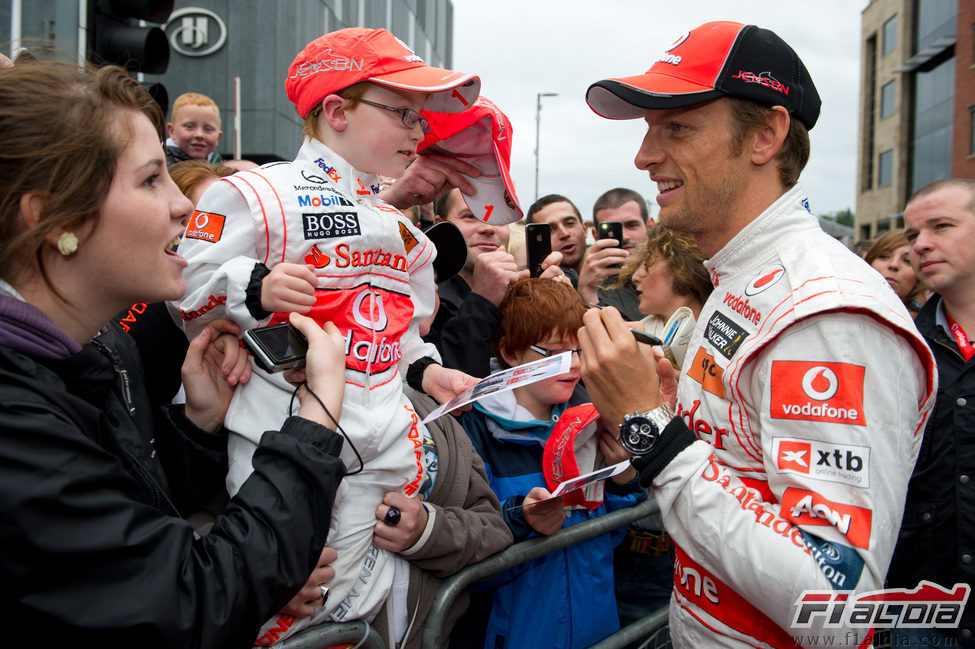 Button firma autógrafos a los aficionados de Manchester