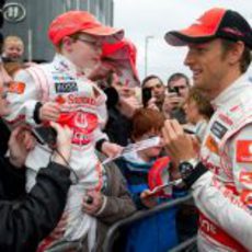 Button firma autógrafos a los aficionados de Manchester