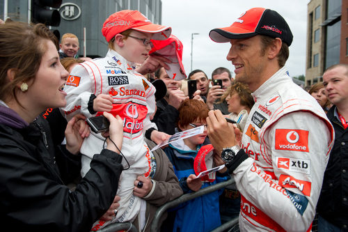 Button firma autógrafos a los aficionados de Manchester