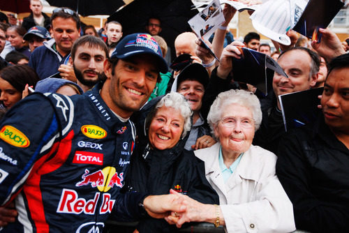 Mark Webber se divierte con las aficionadas más veteranas