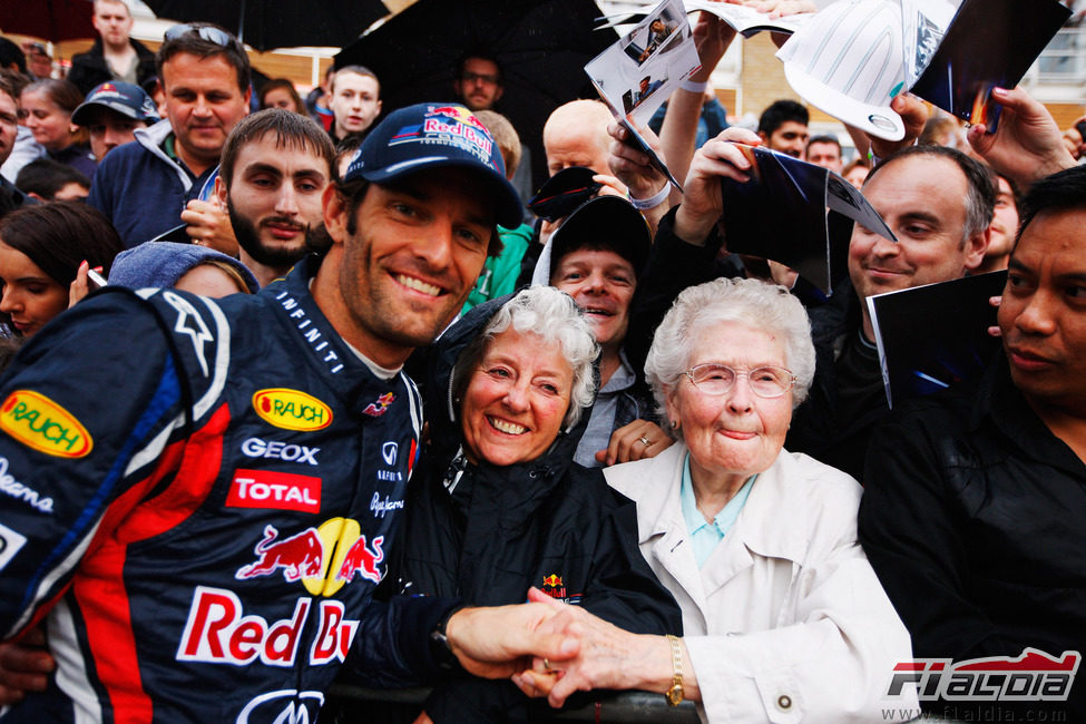 Mark Webber se divierte con las aficionadas más veteranas