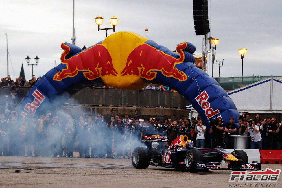 Webber quemando rueda con el RB5 en la Cardiff Bay