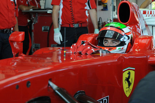 Sergio Pérez sentado en el Ferrari F60