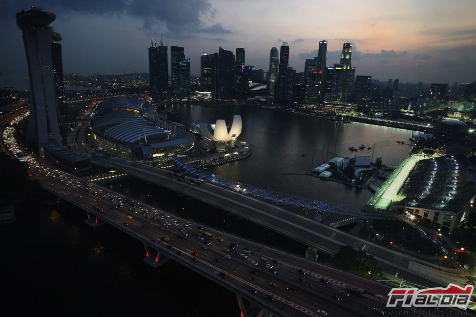 Cae la noche sobre la ciudad de Singapur