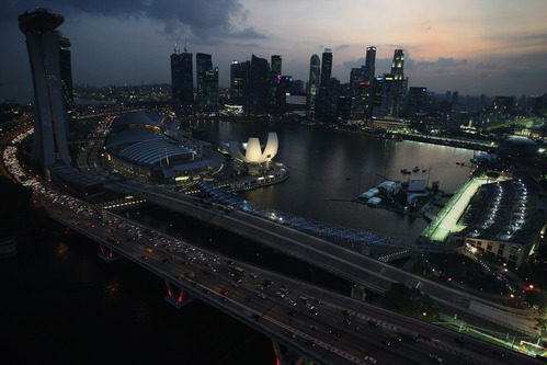 Cae la noche sobre la ciudad de Singapur