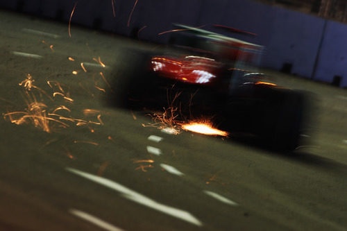 Saltan chispas del Ferrari de Fernando Alonso en Singapur