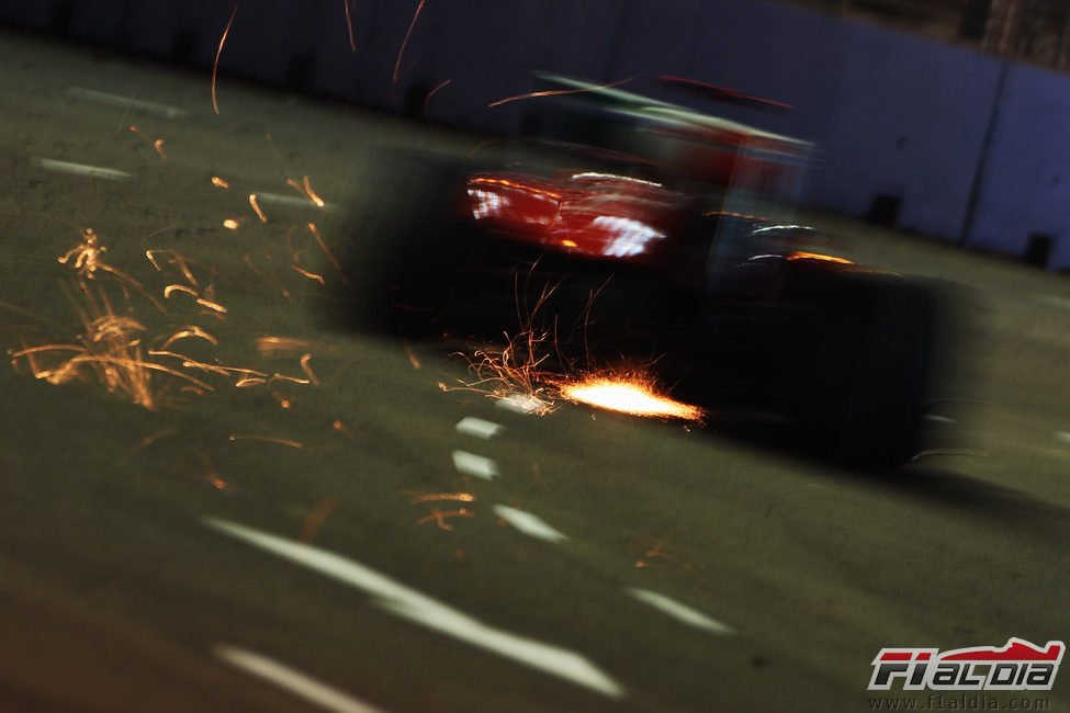 Saltan chispas del Ferrari de Fernando Alonso en Singapur