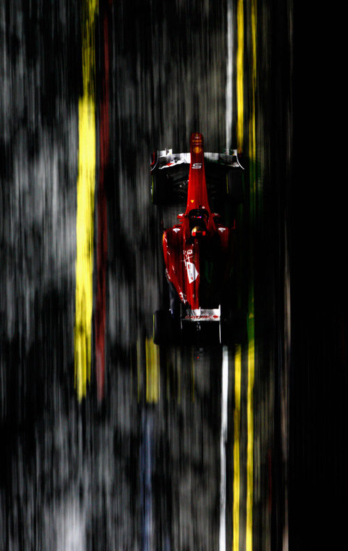 Fernando Alonso rueda con su Ferrari por las calles de Singapur