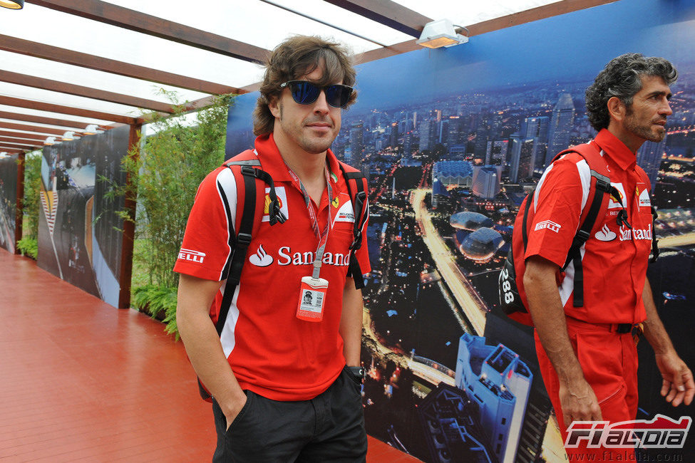 Fernando Alonso llega al circuito de Singapur