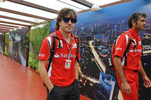 Fernando Alonso llega al circuito de Singapur