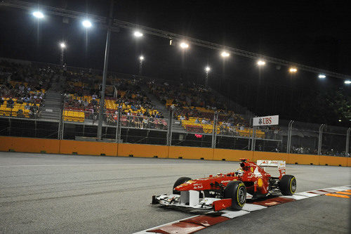 Alonso rueda en los libres del GP de Singapur 2011