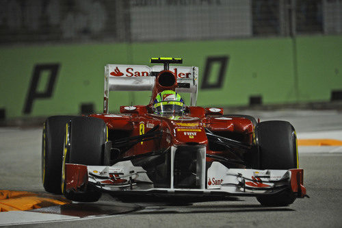 Felipe Massa rueda en los libres del GP de Singapur 2011