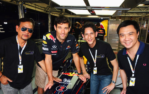 Webber junto a algunos VIPs en el box de Red Bull