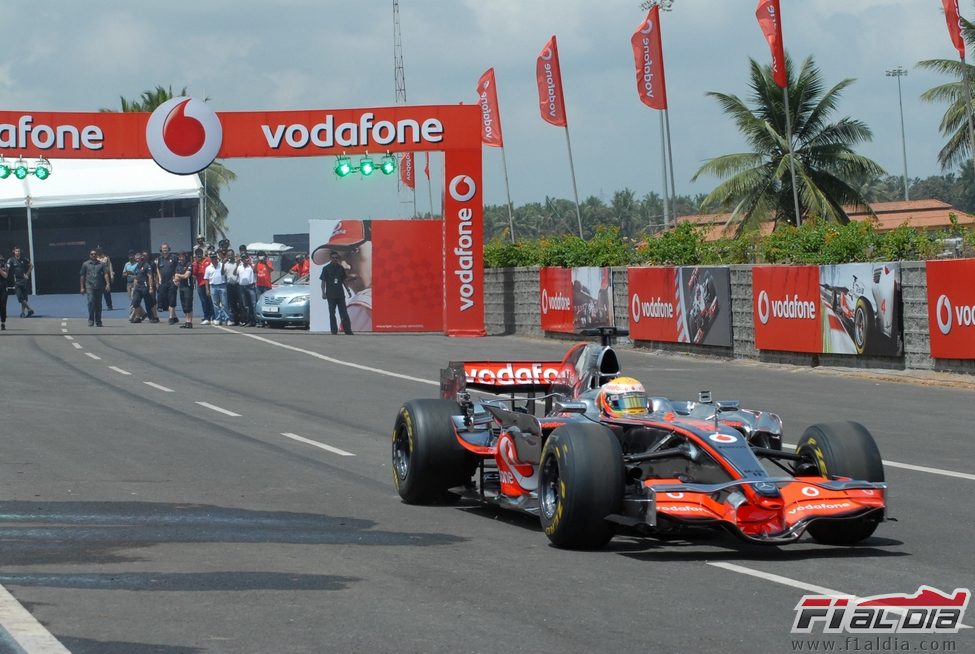 Lewis Hamilton rueda con su MP4-23 por las calles de Bangalore, India