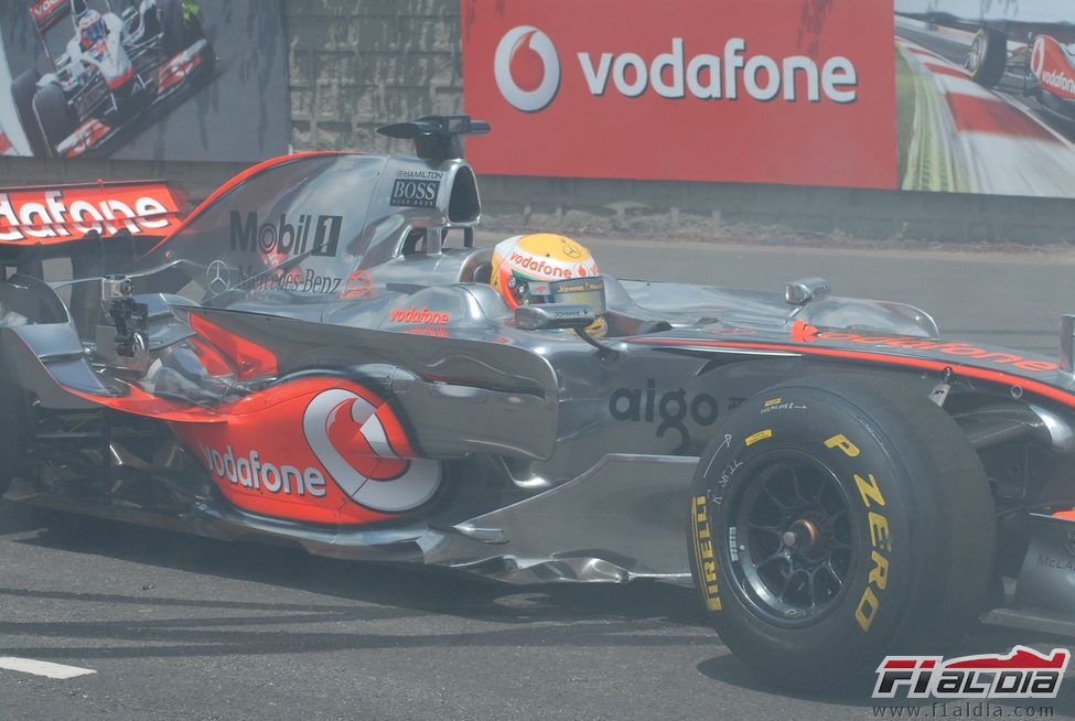 Lewis Hamilton a los mandos del MP4-23 en India