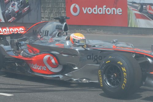 Lewis Hamilton a los mandos del MP4-23 en India