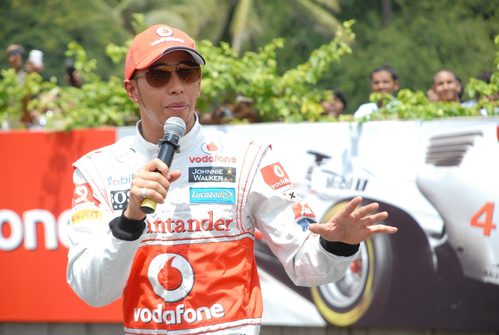 Lewis Hamilton ejerce de maestro de ceremonias en India