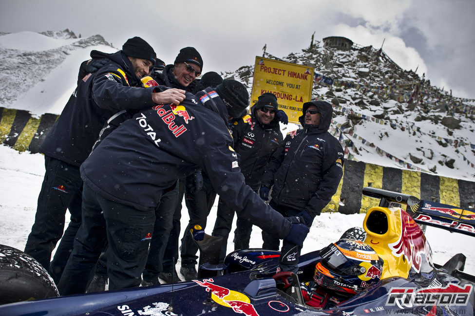 El equipo Red Bull se felicita por llegar a lo más alto de Khardung-La, India