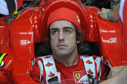 Fernando Alonso con la gorra al revés, sentado en su 150º Italia