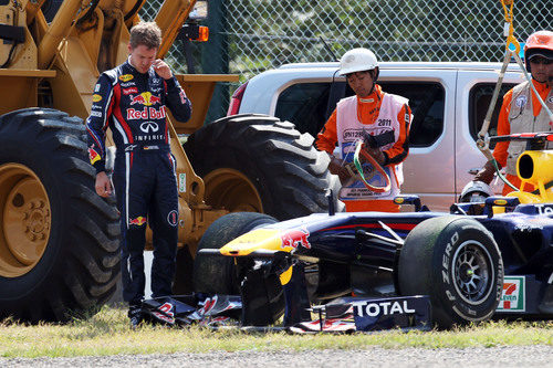 Sebastian Vettel mira su coche destrozado en Suzuka