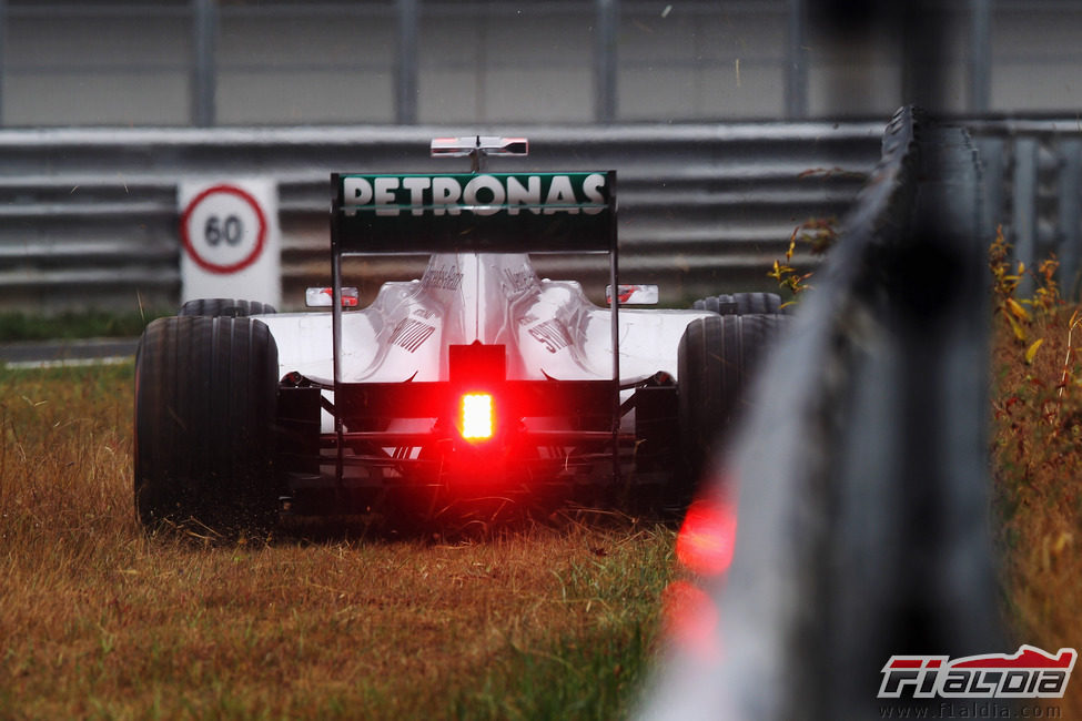 Michael Schumacher se sale de pista en los entrenamientos del GP de Corea 2011