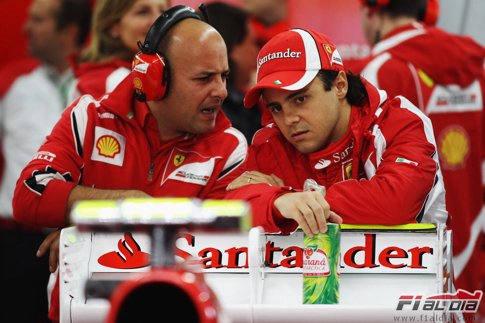 Felipe Massa mira con desgana su Ferrari 150º Italia