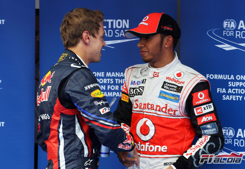 Sebastian Vettel felicita a Lewis Hamilton por su 'pole' de Corea 2011