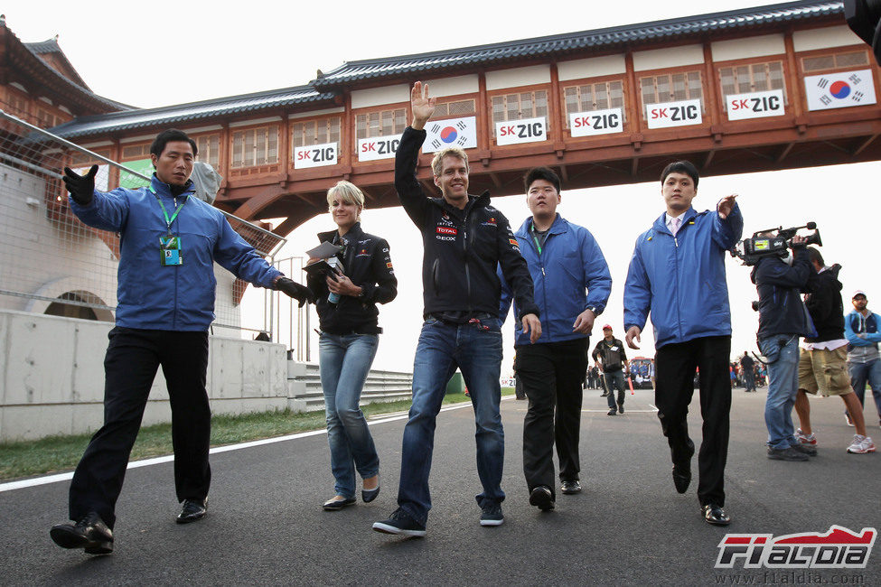 Sebastian Vettel camina por la pista saludando al público coreano