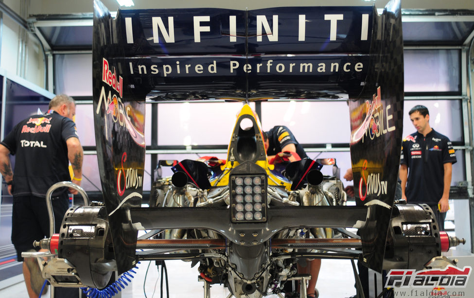 El equipo Red Bull prepara el monoplaza para inaugurar el Buddh International Circuit