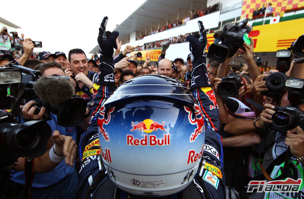 Sebastian Vettel y su equipo celebran el segundo título del alemán