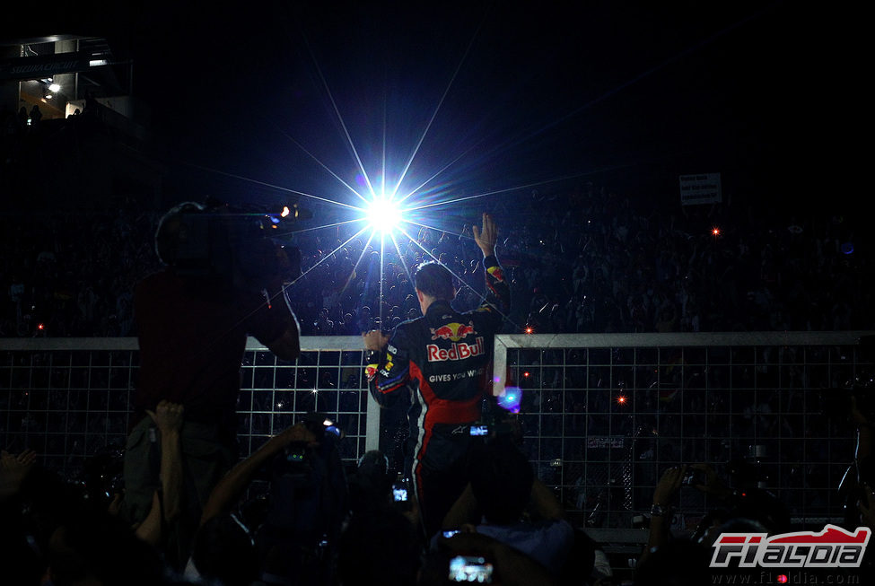 Los flashes de la grada cubren a Vettel en Japón