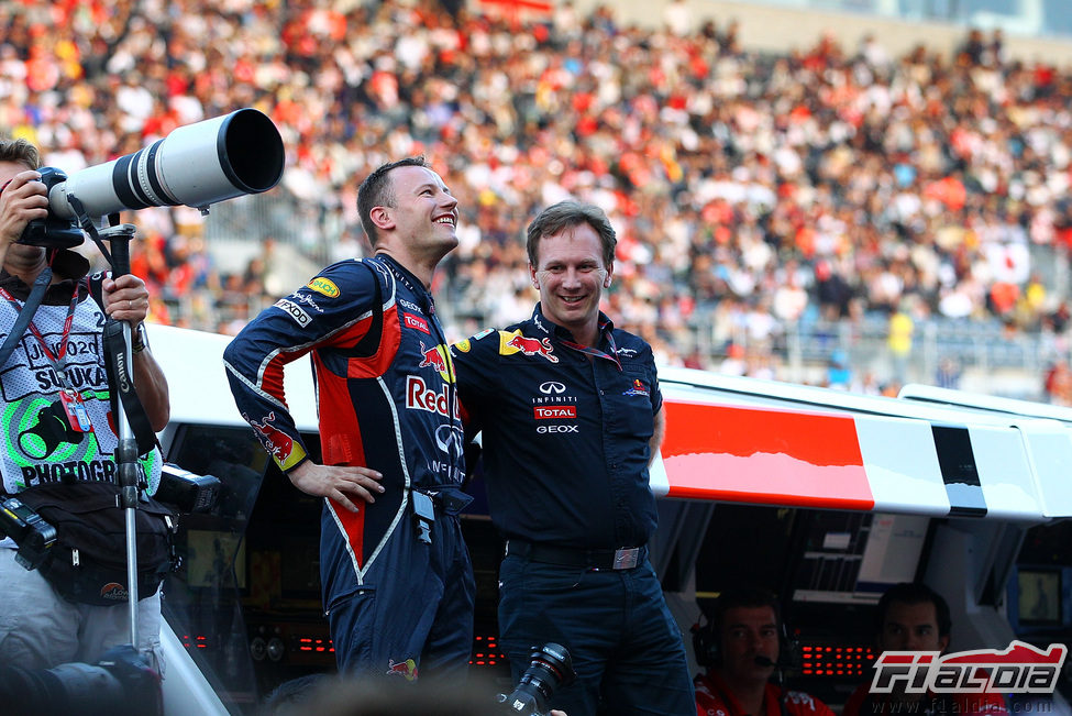 Christian Horner muy feliz por el título de Vettel