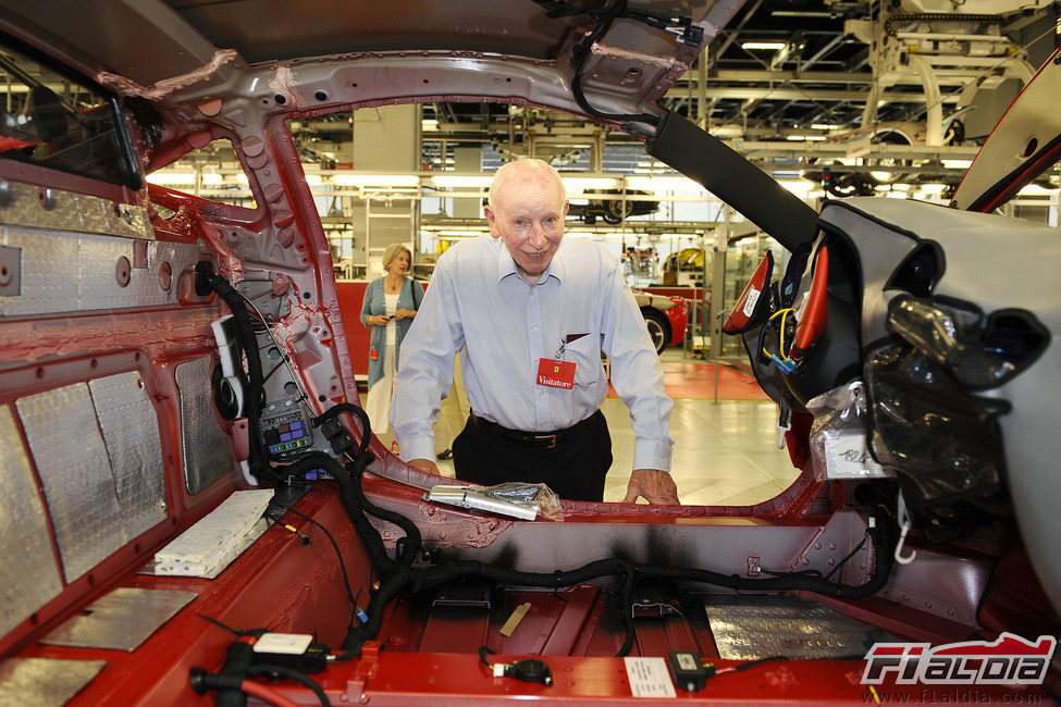 John Surtees visita la fábrica de coches de calle de Ferrari