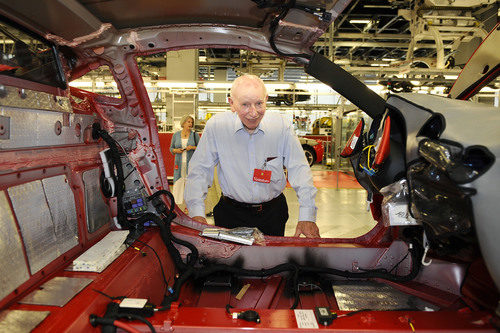 John Surtees visita la fábrica de coches de calle de Ferrari