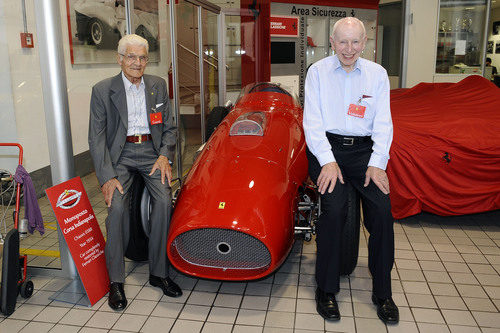 Giulio Borsari y John Surtees junto al Ferrari de 1954