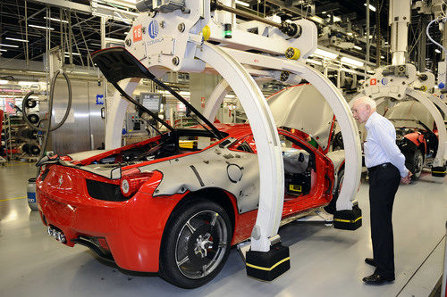 John Surtees se interesa por la fabricación de los coches de Maranello