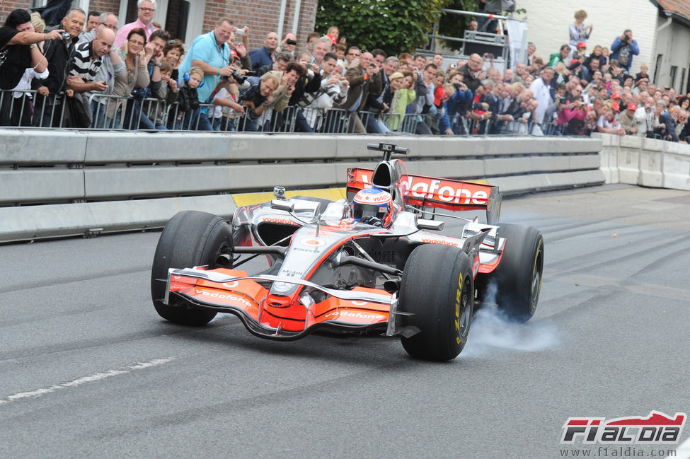 Jenson Button se pasa de frenada en Manchester