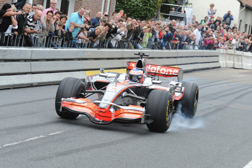 Jenson Button se pasa de frenada en Manchester