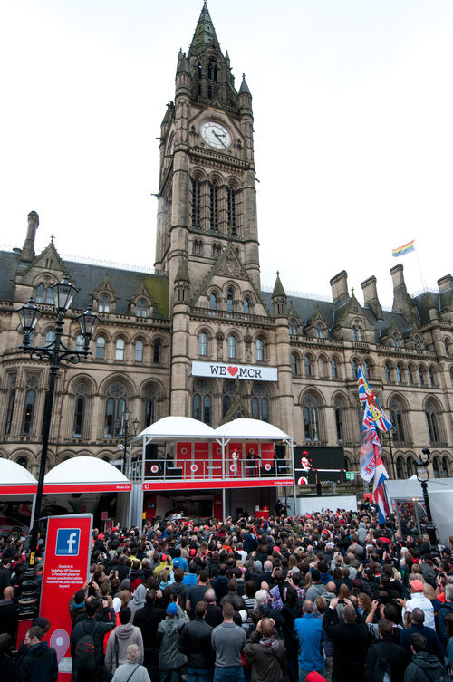 Mucho público pendiente de Button en Manchester