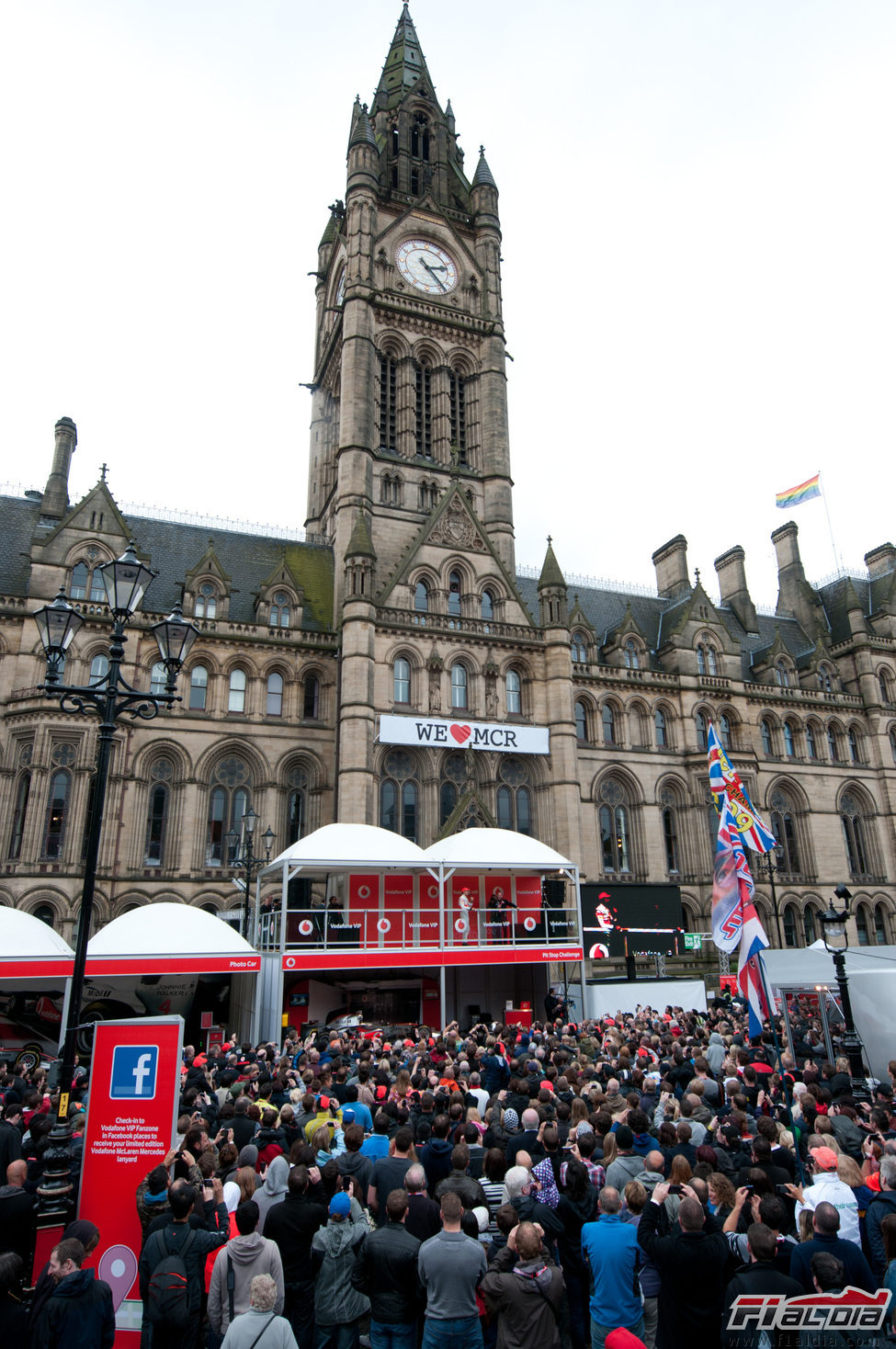 Mucho público pendiente de Button en Manchester