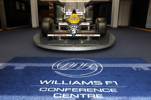 Un Williams-Renault preside la entrada del centro de conferencias