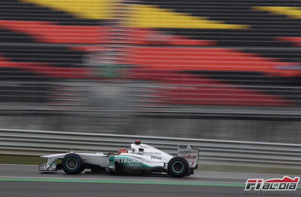 Michael Schumacher rueda por el circuito de Yeongam