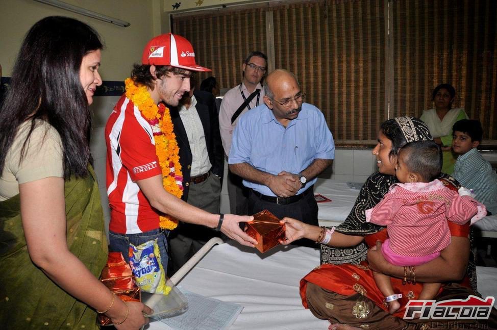 Fernando Alonso entrega regalos en el hospital infantil de Delhi