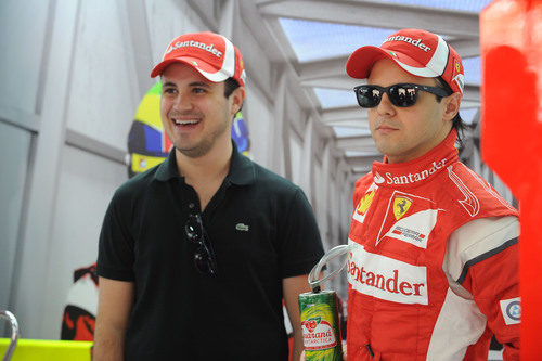 Felipe Massa y su hermano en el box de Ferrari