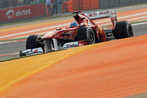 Fernando Alonso busca meterse en la primera fila de la parrilla de India